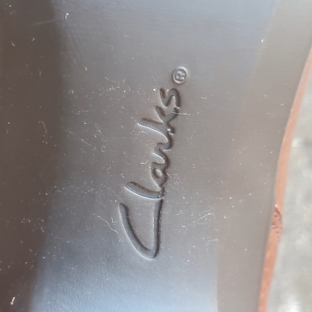 New Size 8 Clark's Leather Heeled Bootie - Picture 9 of 15